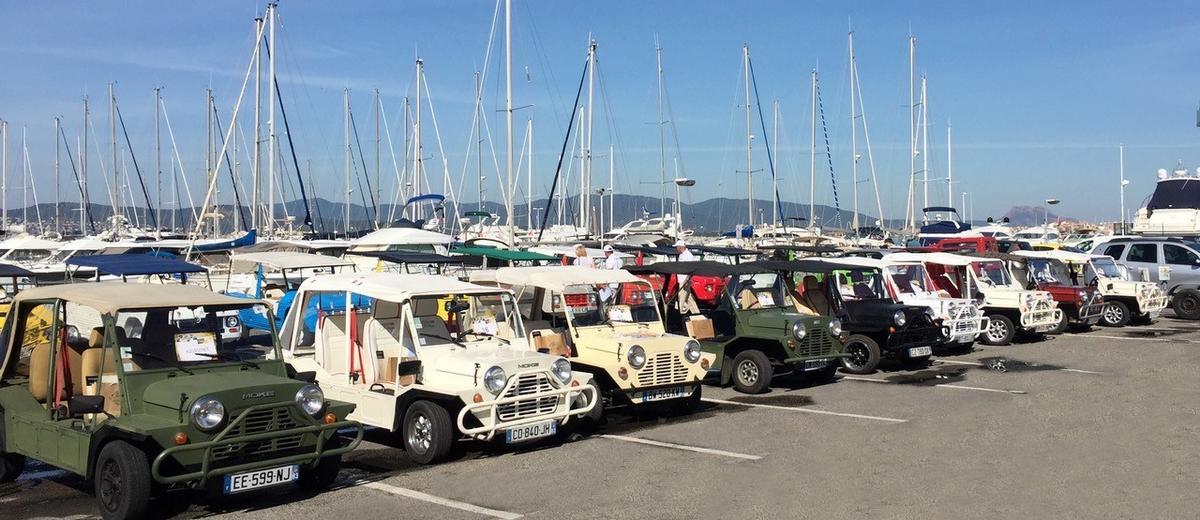 Mini Moke colorées devant le port de Saint-Tropez